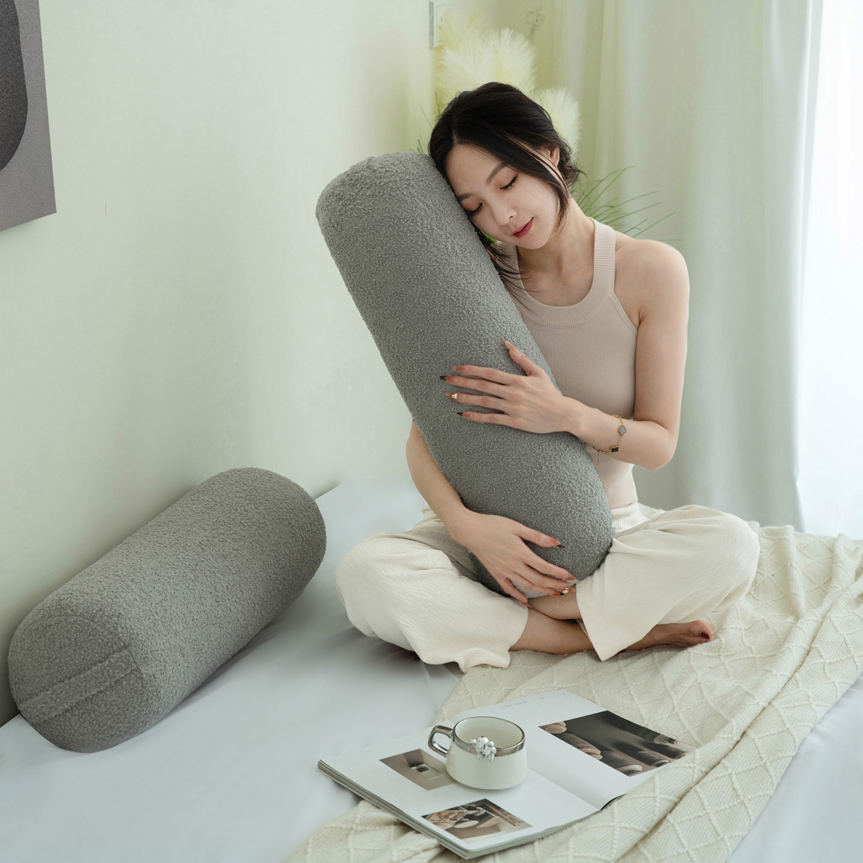 91家纺网 家纺一手货源 找家纺 （总）美达人  2025新款泰迪绒糖果枕圆枕靠背沙发飘窗靠枕