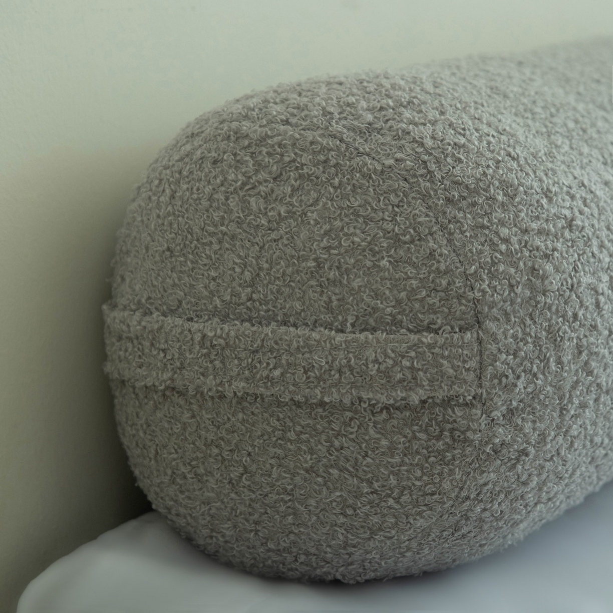 91家纺网 家纺一手货源 找家纺 （总）美达人  2025新款泰迪绒糖果枕圆枕靠背沙发飘窗靠枕