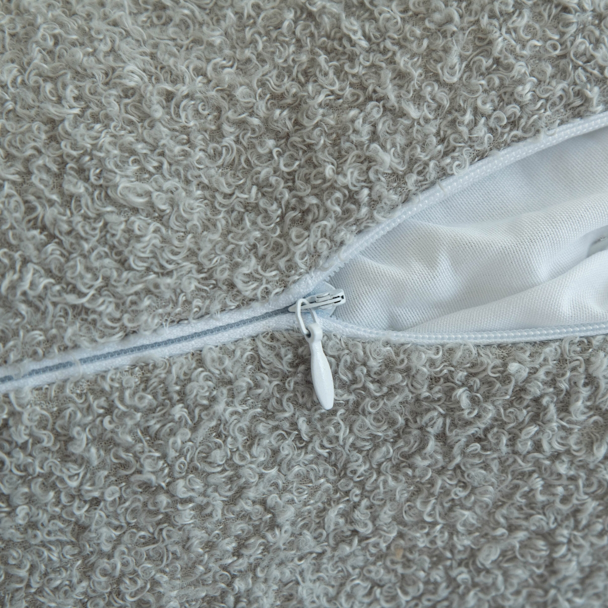 91家纺网 家纺一手货源 找家纺 （总）美达人  2025新款泰迪绒糖果枕圆枕靠背沙发飘窗靠枕