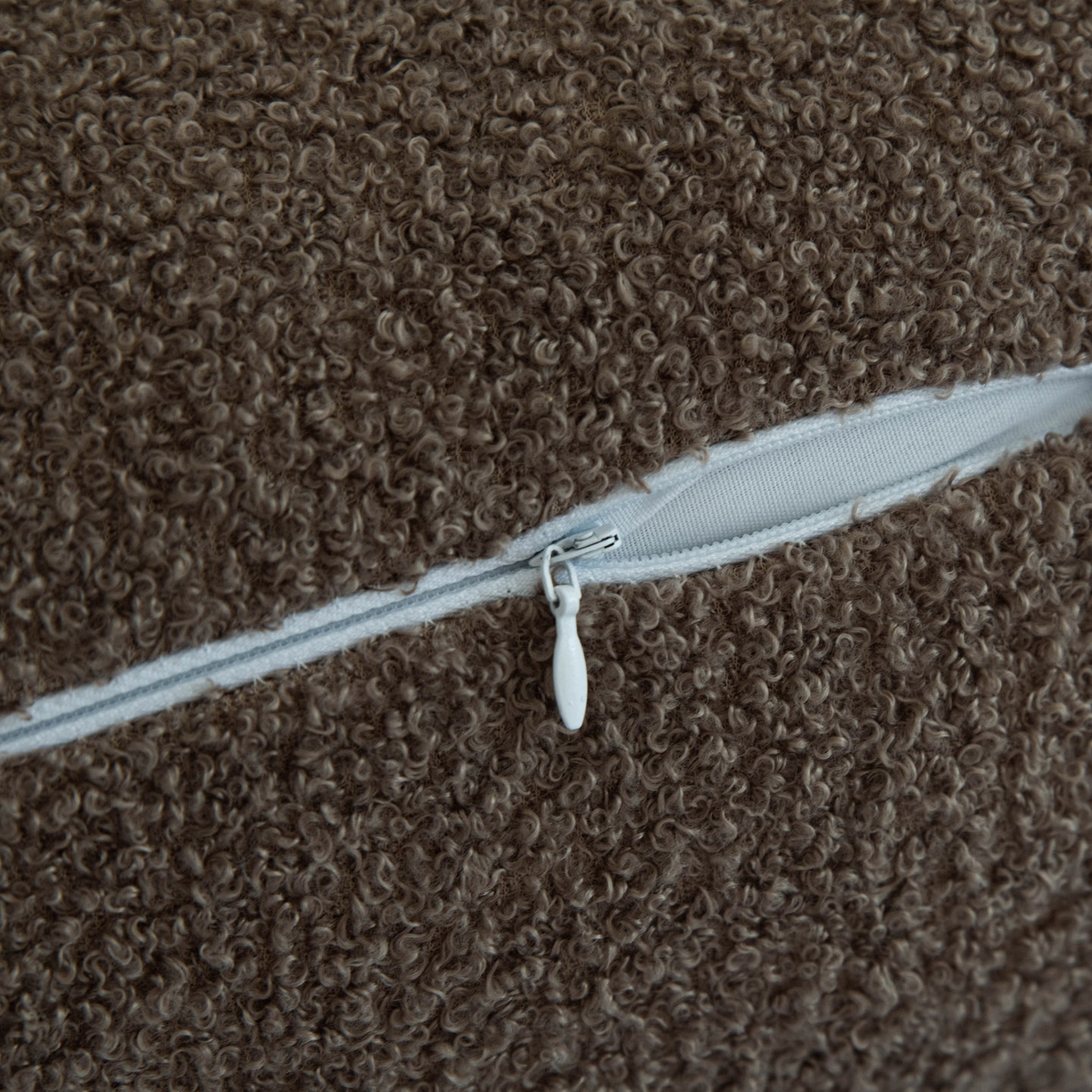 91家纺网 家纺一手货源 找家纺 美达人  2025新款泰迪绒靠背 咖色