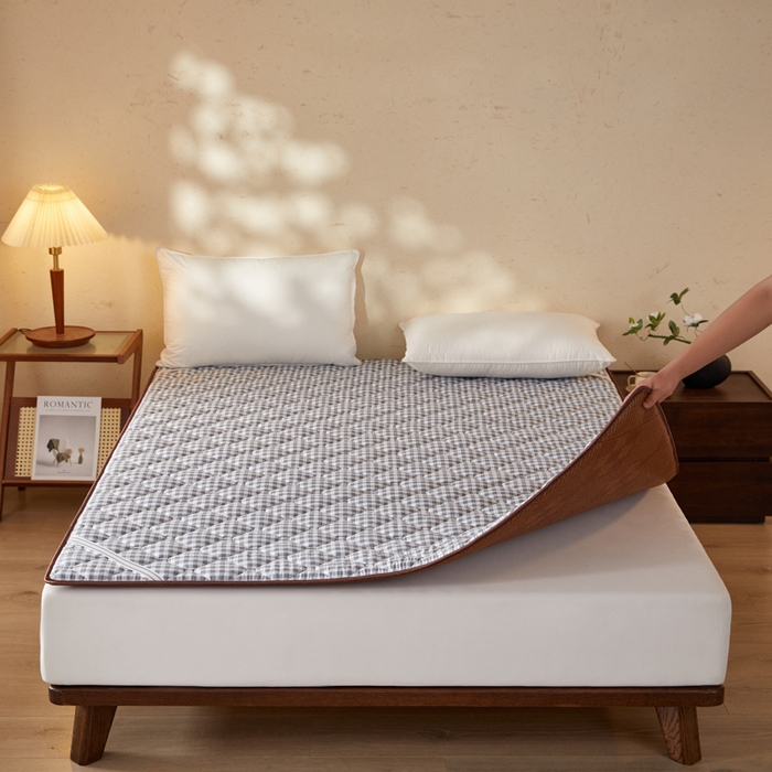 91家纺网 家纺一手货源 找家纺 （总）花言狐语 2025新款双面可用冰藤夹棉床褥系列-大床款