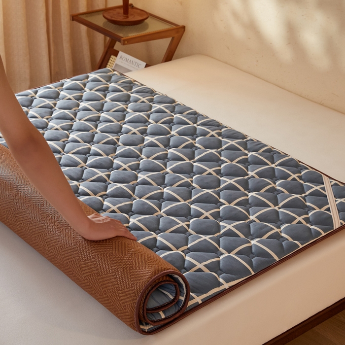 91家纺网 家纺一手货源 找家纺 花言狐语 2025新款双面可用冰藤夹棉床褥系列-大床款 冰藤床褥-蓝大格（饼干花）