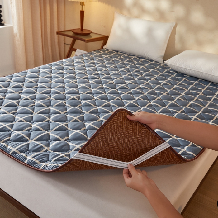 91家纺网 家纺一手货源 找家纺 花言狐语 2025新款双面可用冰藤夹棉床褥系列-大床款 冰藤床褥-蓝大格（饼干花）