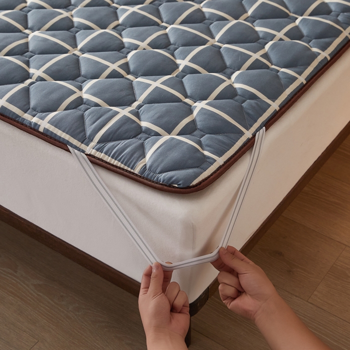 91家纺网 家纺一手货源 找家纺 花言狐语 2025新款双面可用冰藤夹棉床褥系列-大床款 冰藤床褥-蓝大格（玉米粒）