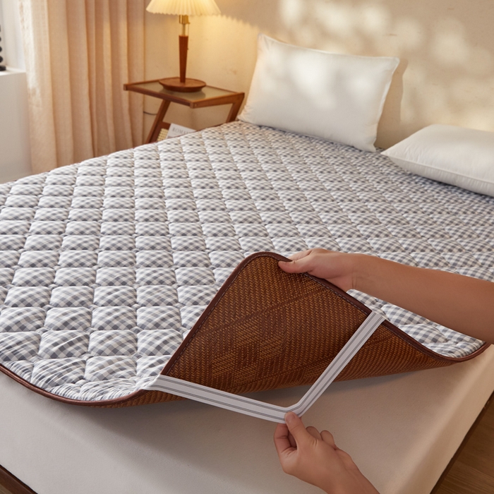 91家纺网 家纺一手货源 找家纺 花言狐语 2025新款双面可用冰藤夹棉床褥系列-大床款 冰藤床褥-灰小格（九宫格）