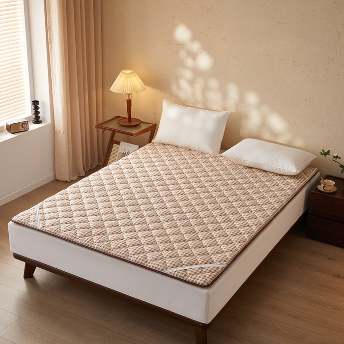 91家纺网 家纺一手货源 找家纺 花言狐语 2025新款双面可用冰藤夹棉床褥系列-大床款 冰藤床褥-咖小格（玉米粒）