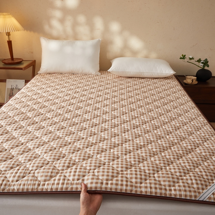 91家纺网 家纺一手货源 找家纺 花言狐语 2025新款双面可用冰藤夹棉床褥系列-大床款 冰藤床褥-咖小格（玉米粒）