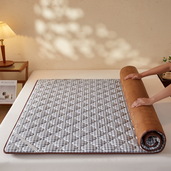 91家纺网 家纺一手货源 找家纺 花言狐语 2025新款双面可用冰藤夹棉床褥系列-大床款 冰藤床褥-灰小格（九宫格）