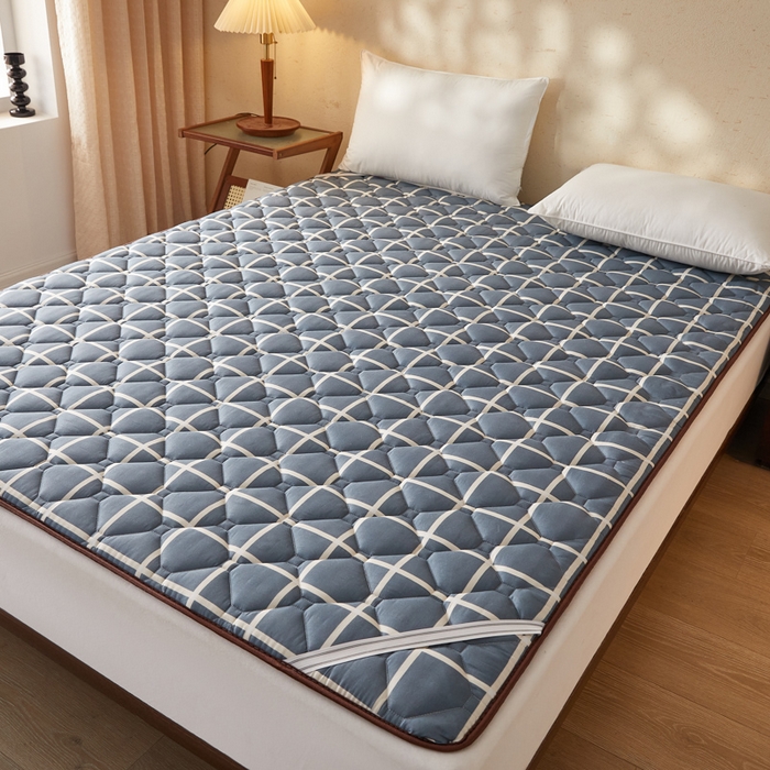 91家纺网 家纺一手货源 找家纺 花言狐语 2025新款双面可用冰藤夹棉床褥系列-大床款 冰藤床褥-蓝大格（玉米粒）