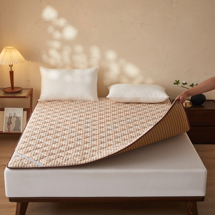 91家纺网 家纺一手货源 找家纺 花言狐语 2025新款双面可用冰藤夹棉床褥系列-大床款 冰藤床褥-咖小格（玉米粒）