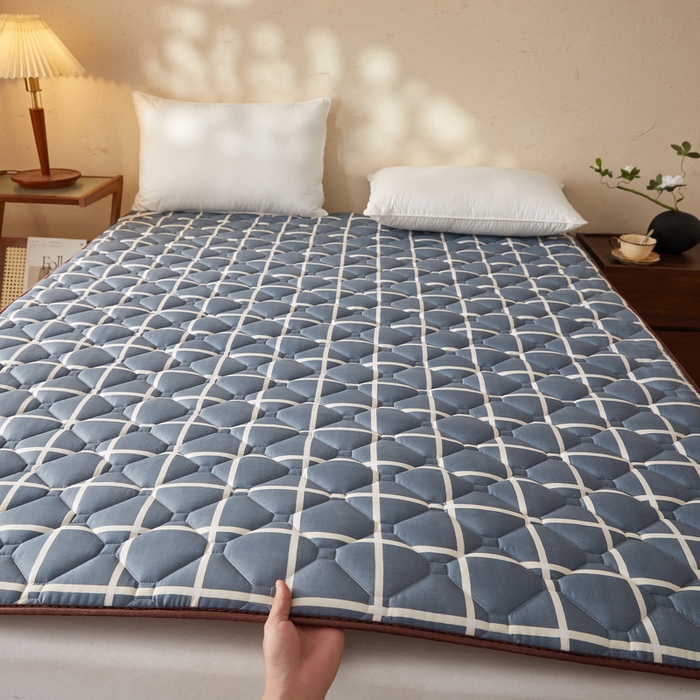 91家纺网 家纺一手货源 找家纺 花言狐语 2025新款双面可用冰藤夹棉床褥系列-大床款 冰藤床褥-蓝大格（玉米粒）
