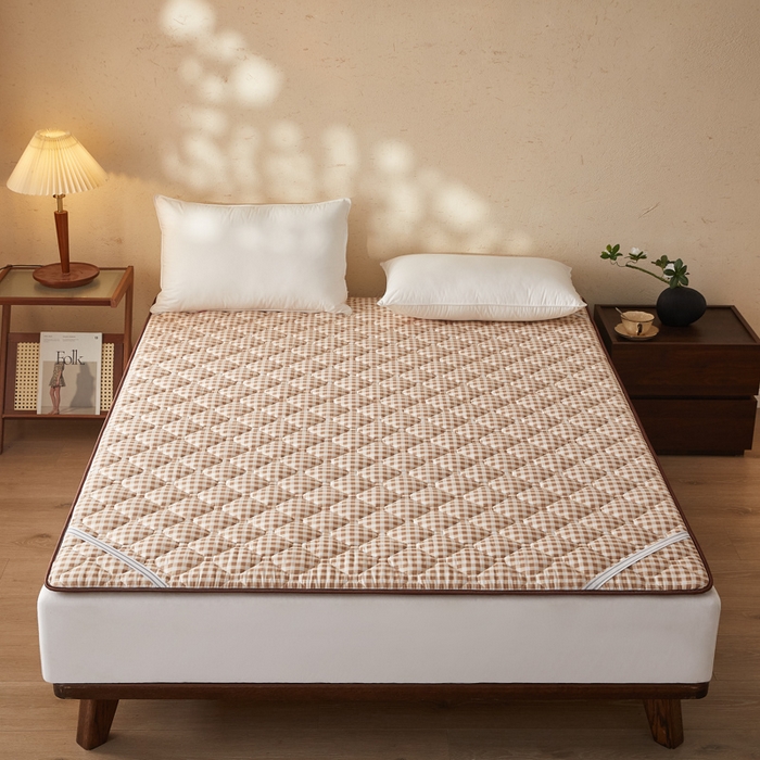 91家纺网 家纺一手货源 找家纺 花言狐语 2025新款双面可用冰藤夹棉床褥系列-大床款 冰藤床褥-咖小格（玉米粒）