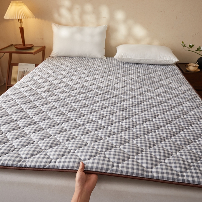 91家纺网 家纺一手货源 找家纺 花言狐语 2025新款双面可用冰藤夹棉床褥系列-大床款 冰藤床褥-灰小格（玉米粒）