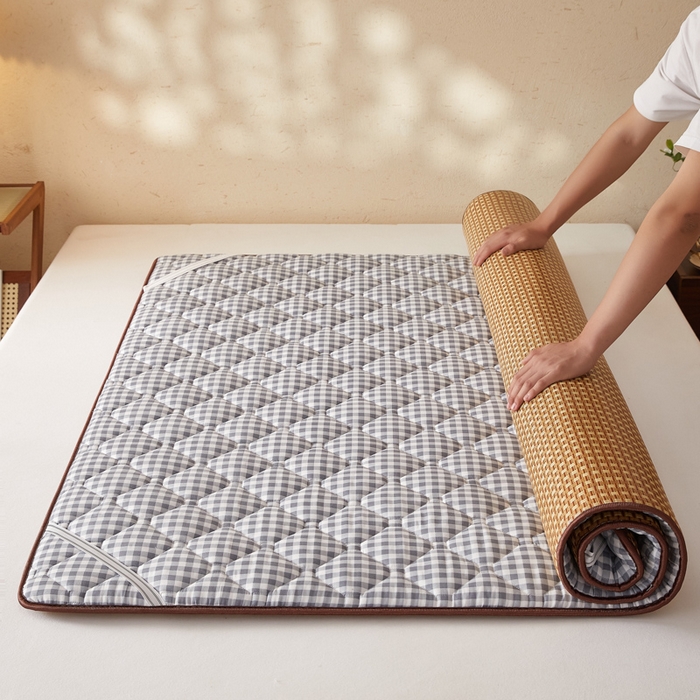 91家纺网 家纺一手货源 找家纺 花言狐语 2025新款双面可用冰藤夹棉床褥系列-大床款 冰藤床褥-灰小格（玉米粒）