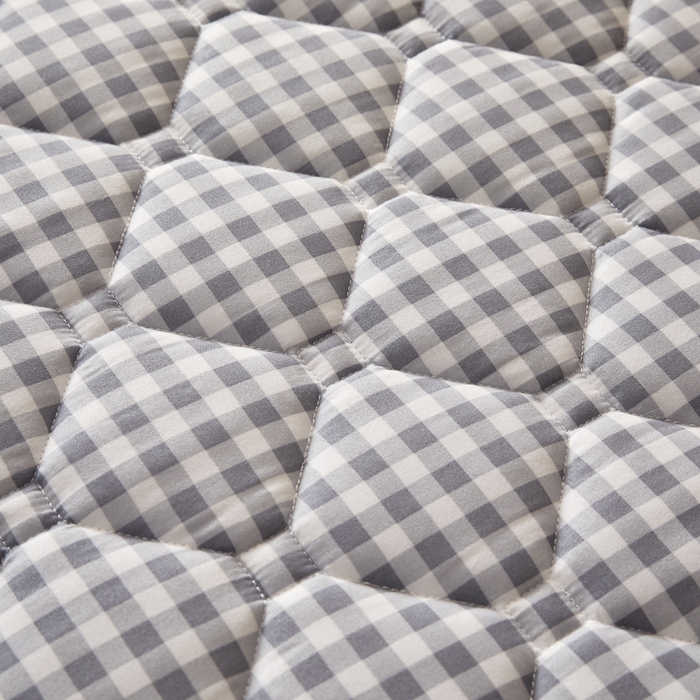 91家纺网 家纺一手货源 找家纺 花言狐语 2025新款双面可用冰藤夹棉床褥系列-大床款 冰藤床褥-灰小格（玉米粒）