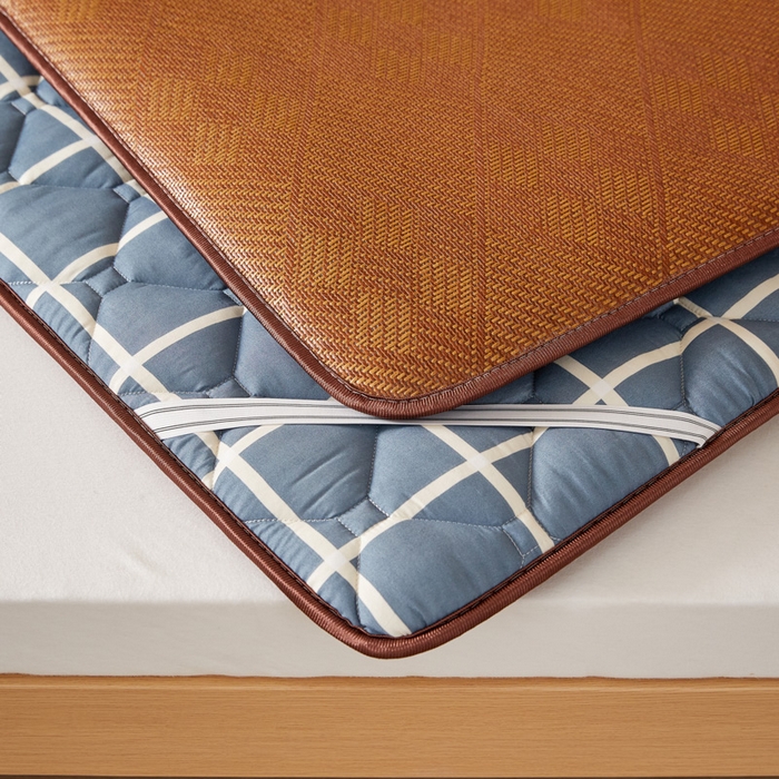 91家纺网 家纺一手货源 找家纺 花言狐语 2025新款双面可用冰藤夹棉床褥系列-小床款 冰藤床褥-蓝大格（九宫格）