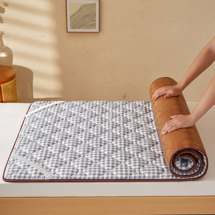 91家纺网 家纺一手货源 找家纺 花言狐语 2025新款双面可用冰藤夹棉床褥系列-小床款 冰藤床褥-灰小格（九宫格）