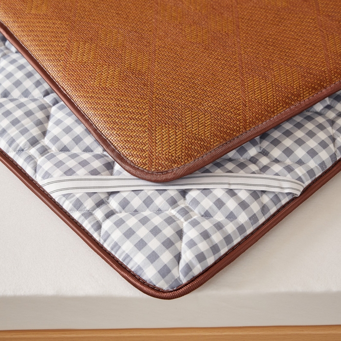 91家纺网 家纺一手货源 找家纺 花言狐语 2025新款双面可用冰藤夹棉床褥系列-小床款 冰藤床褥-灰小格（九宫格）