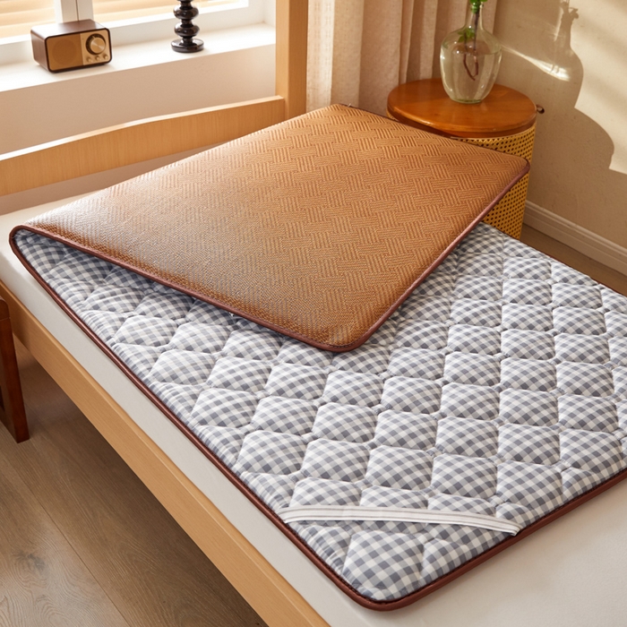 91家纺网 家纺一手货源 找家纺 花言狐语 2025新款双面可用冰藤夹棉床褥系列-小床款 冰藤床褥-灰小格（饼干花）