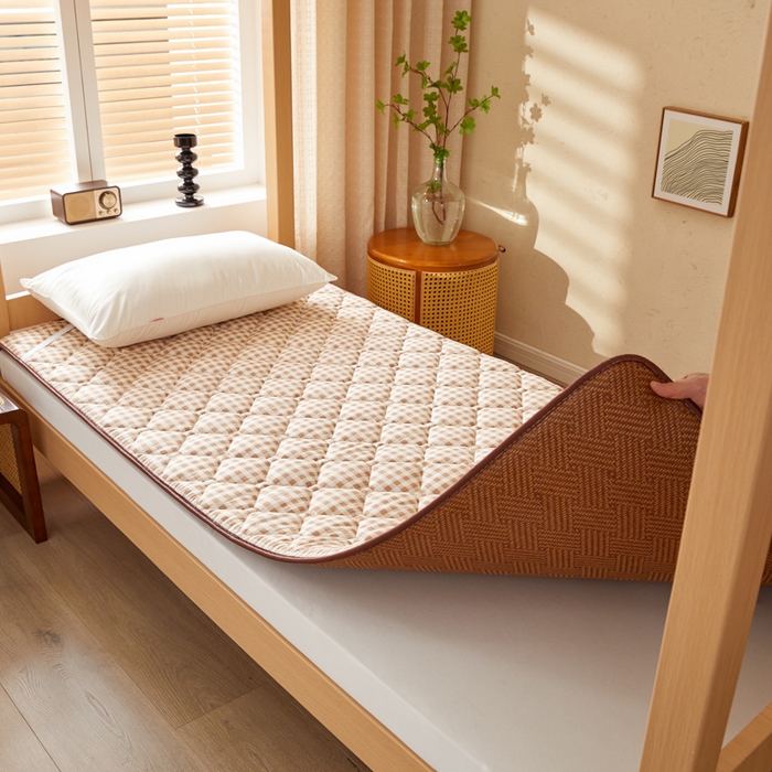 91家纺网 家纺一手货源 找家纺 花言狐语 2025新款双面可用冰藤夹棉床褥系列-小床款 冰藤床褥-咖小格（饼干花）