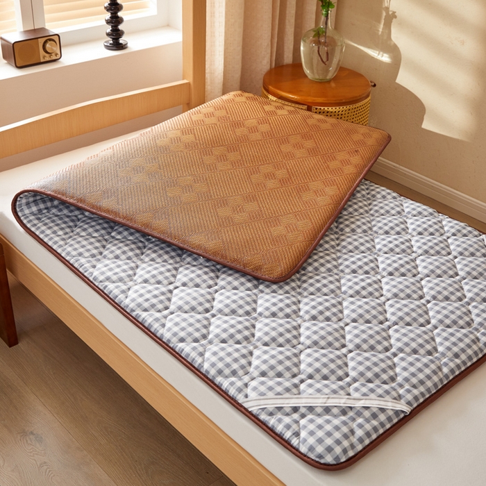 91家纺网 家纺一手货源 找家纺 花言狐语 2025新款双面可用冰藤夹棉床褥系列-小床款 冰藤床褥-灰小格（九宫格）