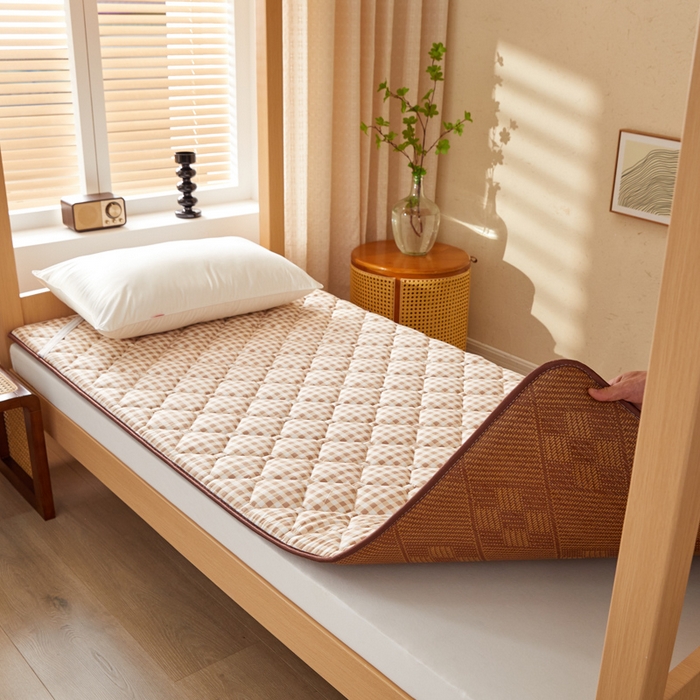 91家纺网 家纺一手货源 找家纺 花言狐语 2025新款双面可用冰藤夹棉床褥系列-小床款 冰藤床褥-咖小格（九宫格