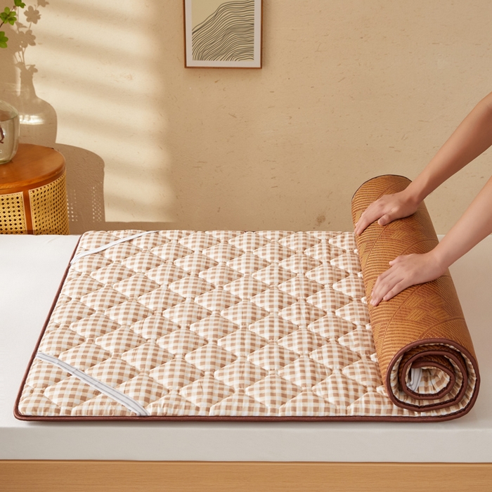 91家纺网 家纺一手货源 找家纺 花言狐语 2025新款双面可用冰藤夹棉床褥系列-小床款 冰藤床褥-咖小格（九宫格