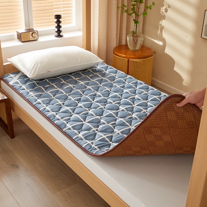 91家纺网 家纺一手货源 找家纺 花言狐语 2025新款双面可用冰藤夹棉床褥系列-小床款 冰藤床褥-蓝大格（九宫格）