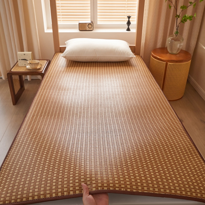 91家纺网 家纺一手货源 找家纺 花言狐语 2025新款双面可用冰藤夹棉床褥系列-小床款 冰藤床褥-咖小格（玉米粒）