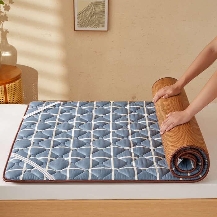 91家纺网 家纺一手货源 找家纺 花言狐语 2025新款双面可用冰藤夹棉床褥系列-小床款 冰藤床褥-蓝大格（饼干花）