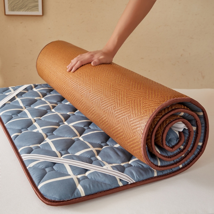 91家纺网 家纺一手货源 找家纺 花言狐语 2025新款双面可用冰藤夹棉床褥系列-小床款 冰藤床褥-蓝大格（饼干花）