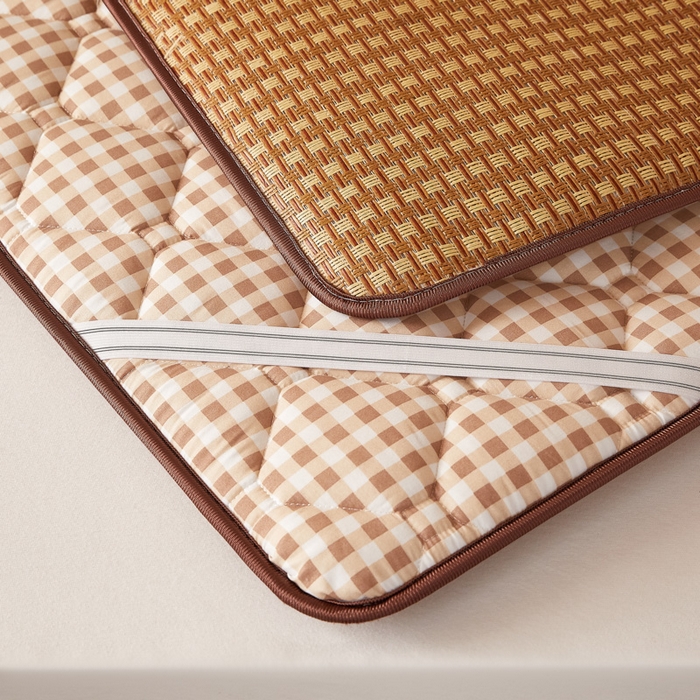 91家纺网 家纺一手货源 找家纺 花言狐语 2025新款双面可用冰藤夹棉床褥系列-小床款 冰藤床褥-咖小格（玉米粒）