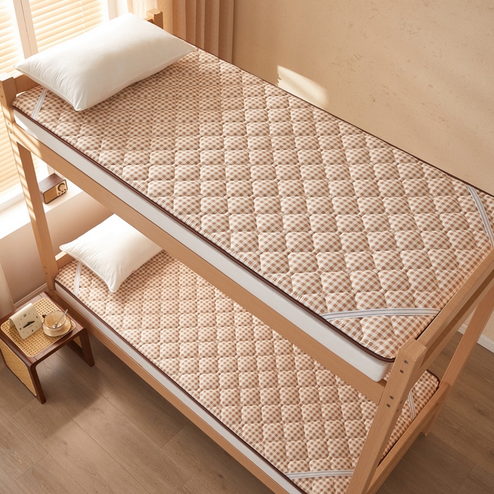 91家纺网 家纺一手货源 找家纺 花言狐语 2025新款双面可用冰藤夹棉床褥系列-小床款 冰藤床褥-咖小格（玉米粒）