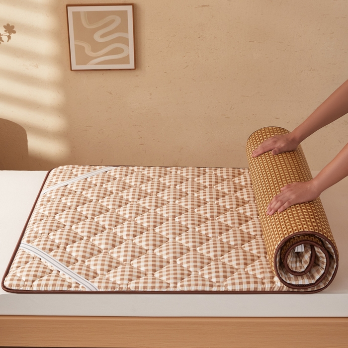 91家纺网 家纺一手货源 找家纺 花言狐语 2025新款双面可用冰藤夹棉床褥系列-小床款 冰藤床褥-咖小格（玉米粒）