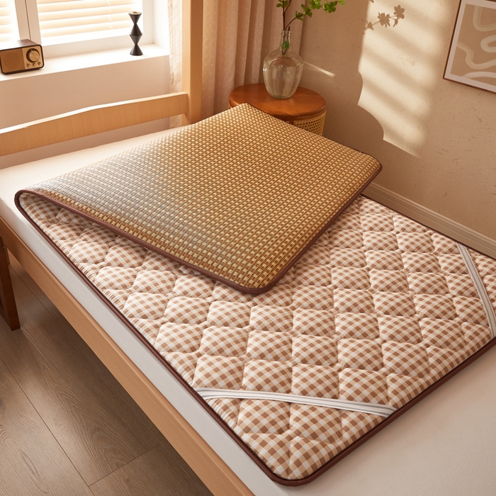 91家纺网 家纺一手货源 找家纺 花言狐语 2025新款双面可用冰藤夹棉床褥系列-小床款 冰藤床褥-咖小格（玉米粒）