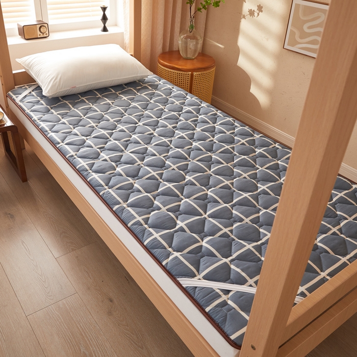 91家纺网 家纺一手货源 找家纺 花言狐语 2025新款双面可用冰藤夹棉床褥系列-小床款 冰藤床褥-蓝大格（玉米粒）