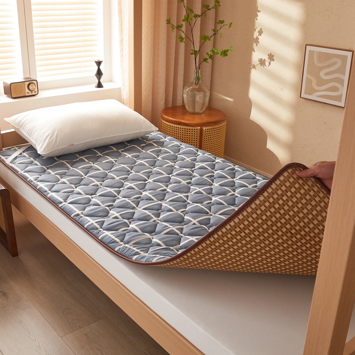 91家纺网 家纺一手货源 找家纺 花言狐语 2025新款双面可用冰藤夹棉床褥系列-小床款 冰藤床褥-蓝大格（玉米粒）