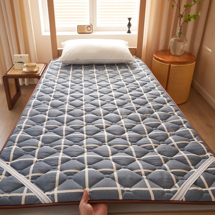 91家纺网 家纺一手货源 找家纺 花言狐语 2025新款双面可用冰藤夹棉床褥系列-小床款 冰藤床褥-蓝大格（玉米粒）