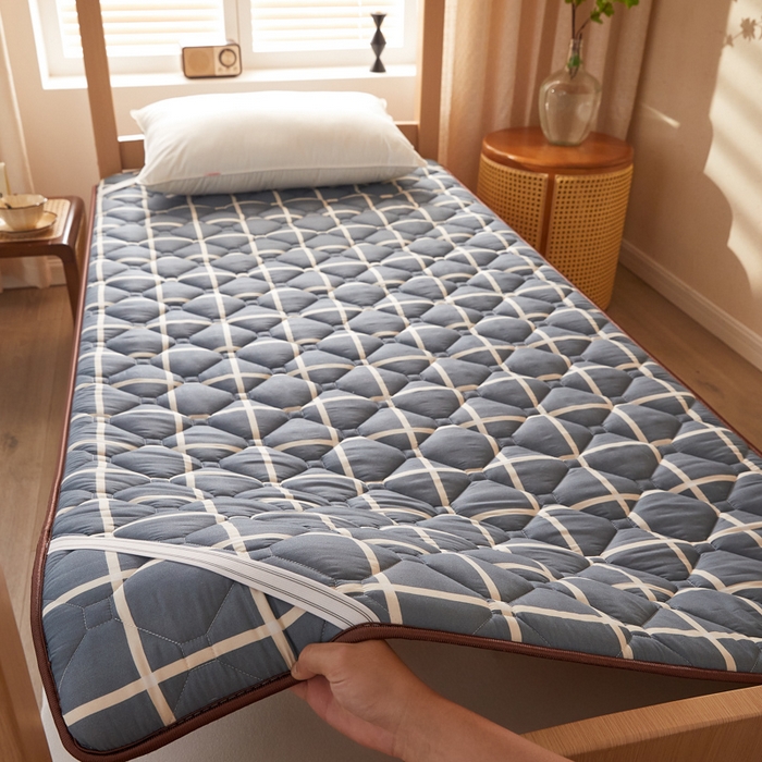 91家纺网 家纺一手货源 找家纺 花言狐语 2025新款双面可用冰藤夹棉床褥系列-小床款 冰藤床褥-蓝大格（玉米粒）