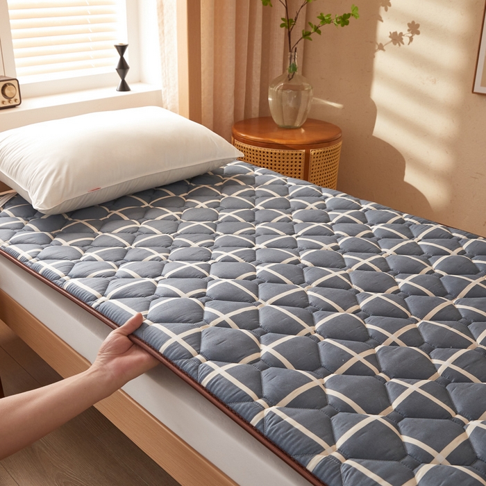 91家纺网 家纺一手货源 找家纺 花言狐语 2025新款双面可用冰藤夹棉床褥系列-小床款 冰藤床褥-蓝大格（玉米粒）