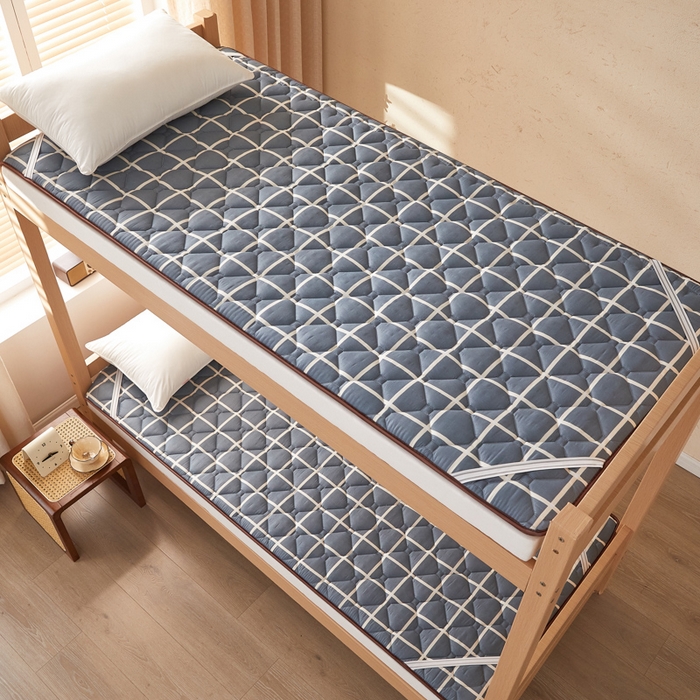 91家纺网 家纺一手货源 找家纺 花言狐语 2025新款双面可用冰藤夹棉床褥系列-小床款 冰藤床褥-蓝大格（玉米粒）