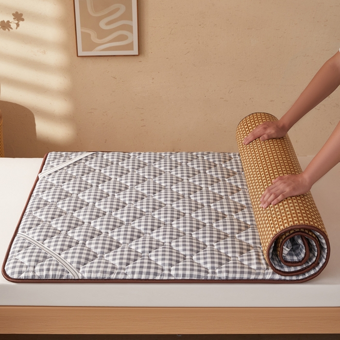 91家纺网 家纺一手货源 找家纺 花言狐语 2025新款双面可用冰藤夹棉床褥系列-小床款 冰藤床褥-灰小格（玉米粒）