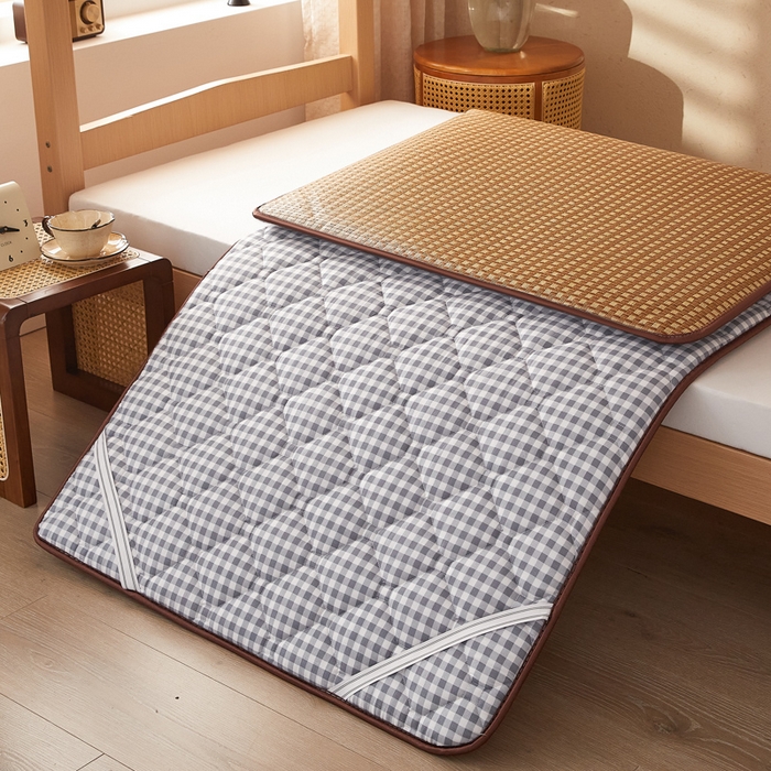 91家纺网 家纺一手货源 找家纺 花言狐语 2025新款双面可用冰藤夹棉床褥系列-小床款 冰藤床褥-灰小格（玉米粒）