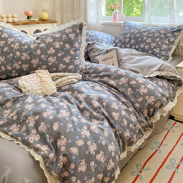 91家纺网 家纺一手货源 找家纺 优尚佳生活馆 2025新款云感木棉皱皱双层纱全棉镂空花边四件套（提供买家秀） 一抹蓝