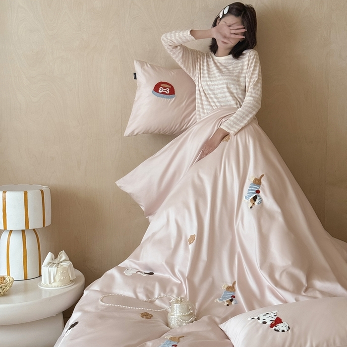 91家纺网 家纺一手货源 找家纺 鹿班家居 2025年秋冬款100S长绒棉毛巾绣系列四件套—星星邮递员【标准会员-20元】 星星邮递员-粉色