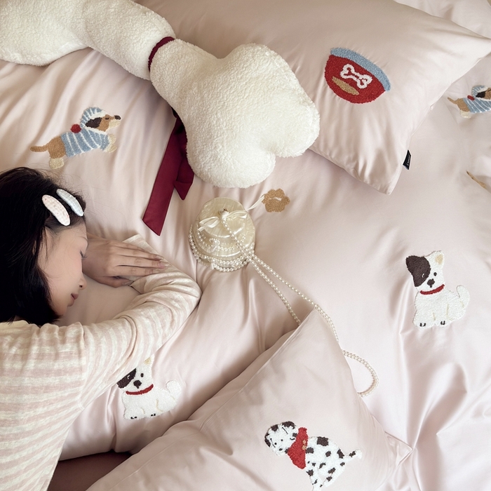 91家纺网 家纺一手货源 找家纺 鹿班家居 2025年秋冬款100S长绒棉毛巾绣系列四件套—星星邮递员【标准会员-20元】 星星邮递员-粉色