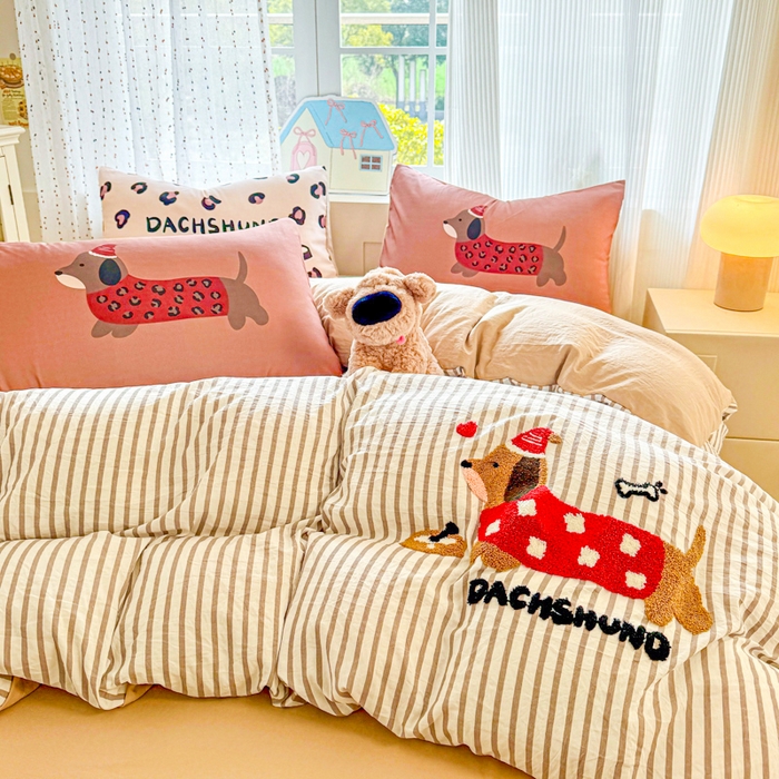 91家纺网 家纺一手货源 找家纺 森璐家纺2025新款水洗云朵棉毛巾绣四件套 腊肠狗-毛巾绣