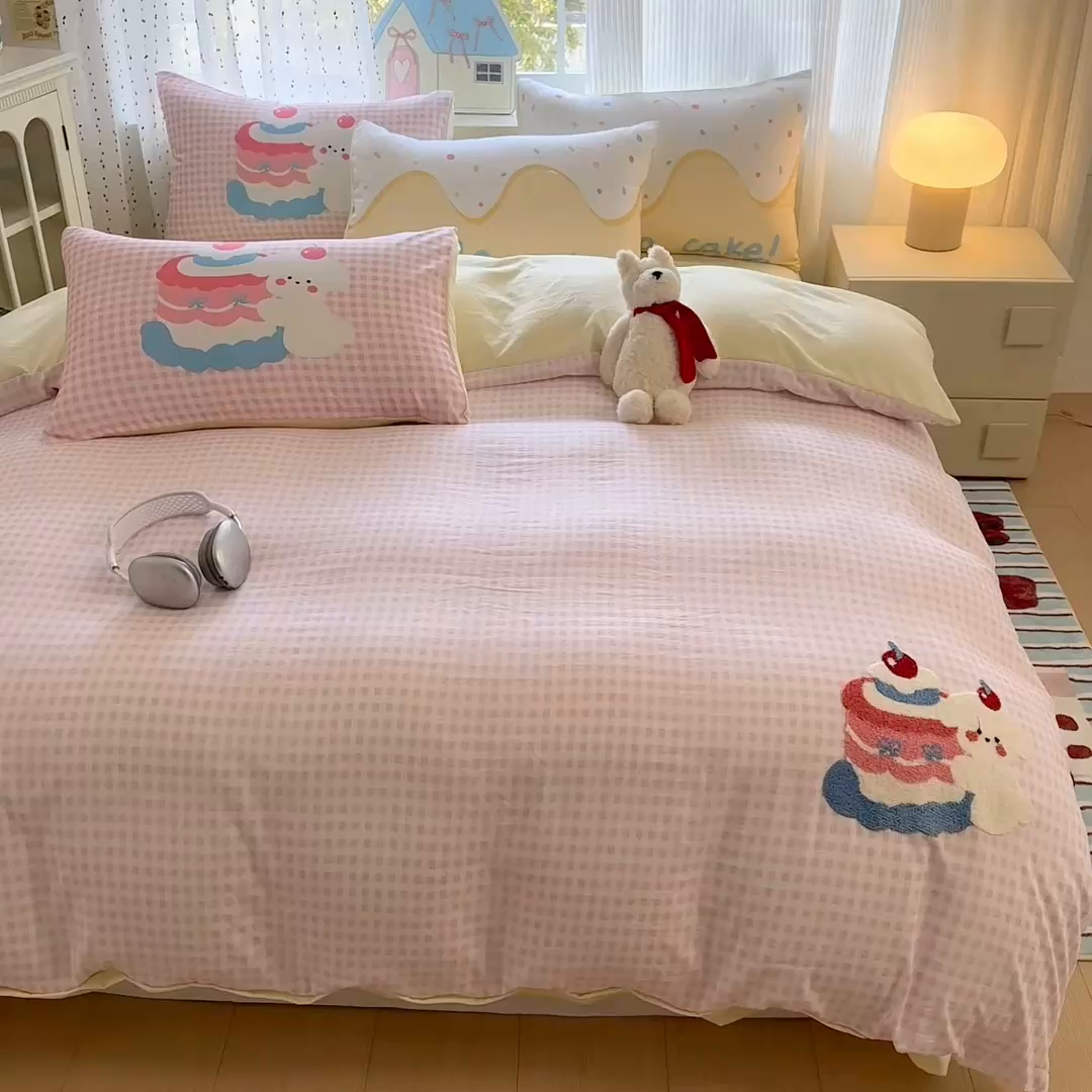 91家纺网 家纺一手货源 找家纺 森璐家纺2025新款水洗云朵棉毛巾绣四件套 甜心小狗-毛巾绣