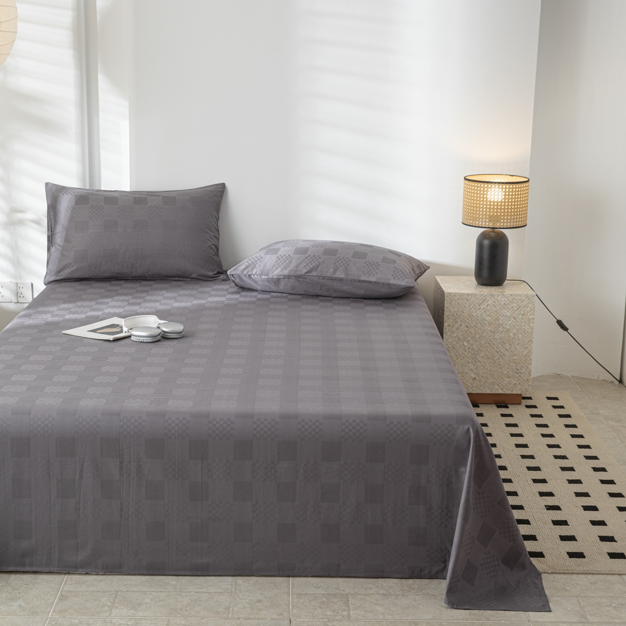 91家纺网 家纺一手货源 找家纺 简宜家居（朝初家纺） 2025新款60支贡缎提花A版纯棉床单 格子-灰