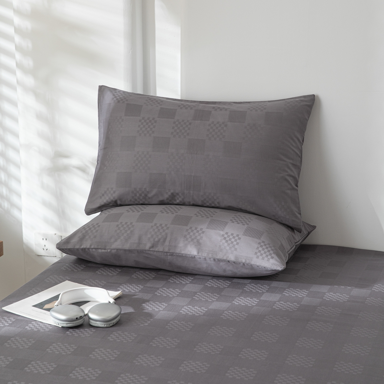 91家纺网 家纺一手货源 找家纺 简宜家居（朝初家纺） 2025新款60支贡缎提花A版纯棉床单 格子-灰